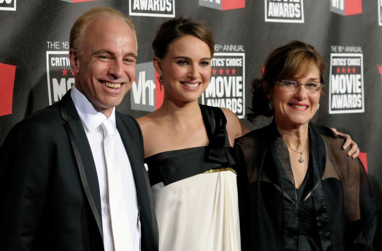 Натали Портман с родителями на церемонии вручения премии Critics' Choice Awards Натали Портман с родителями на церемонии вручения премии Critics' Choice Awards