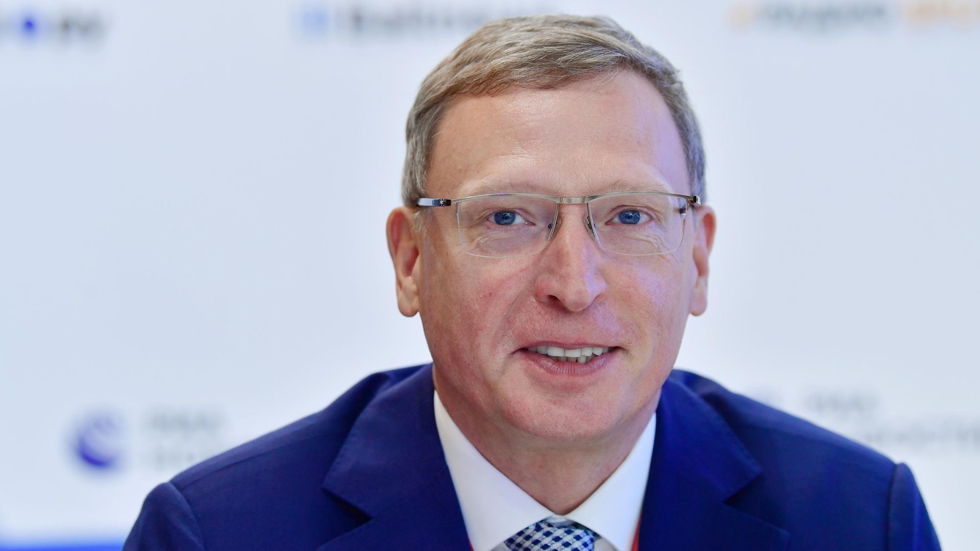 Губернатор Омской области Александр Бурков у стенда МИА Россия сегодня на Петербургском международном экономическом форуме - 2021 - РИА Новости, 1920