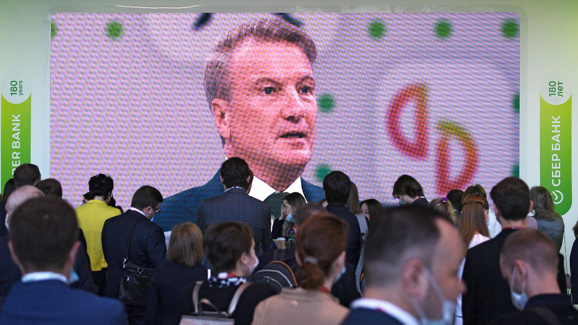 Экран с трансляцией выступления президента, председателя правления Сбербанка Германа Грефа во время делового завтрака Сбера в рамках Петербургского международного экономического форума - 2021 Экран с трансляцией выступления президента, председателя правления Сбербанка Германа Грефа во время делового завтрака Сбера в рамках Петербургского международного экономического форума - 2021 - РИА Новости, 1920, 03.06.2021
