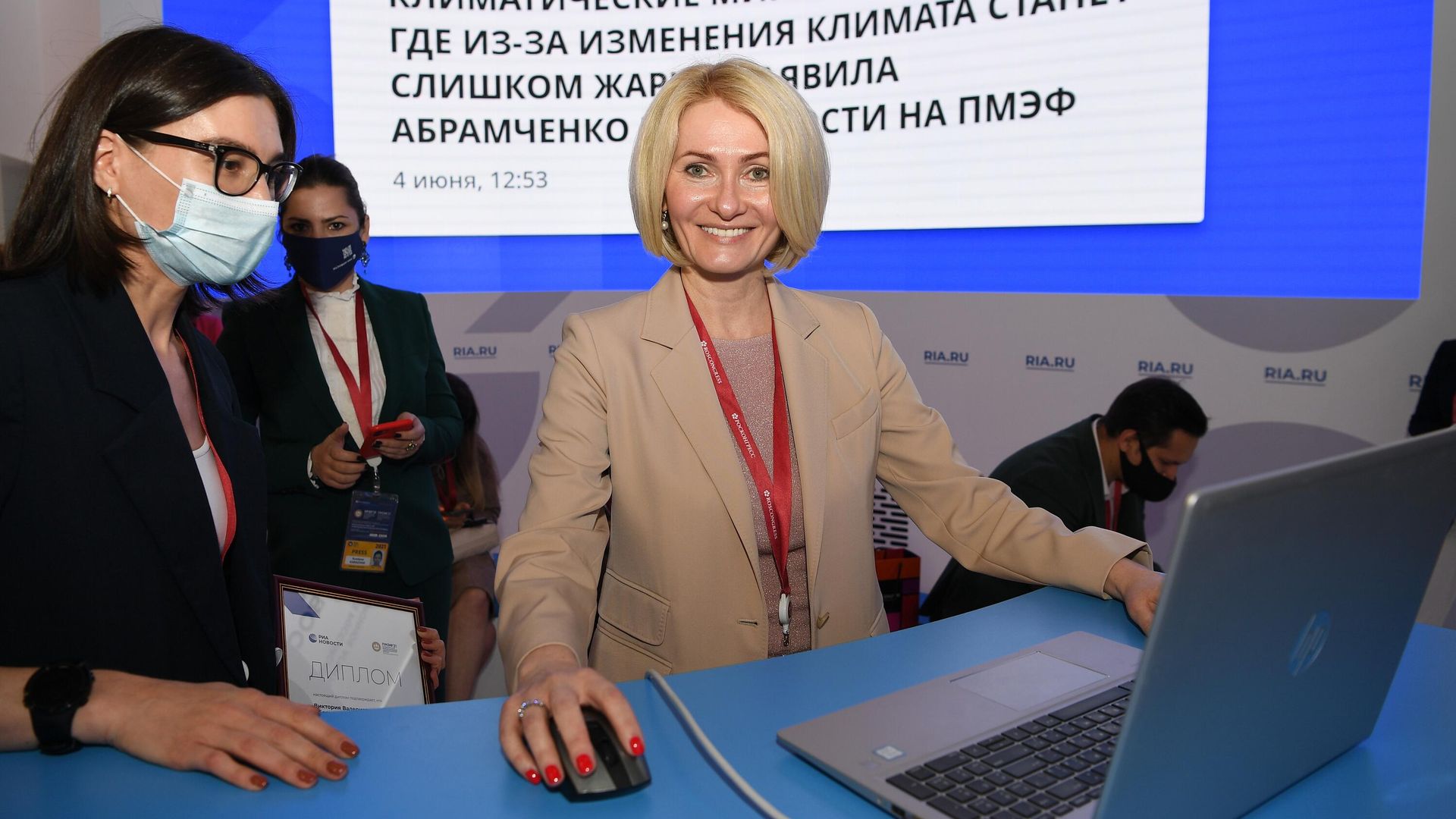 Заместитель председателя правительства РФ Виктория Абрамченко выпускает новость на сайт ria.ru на стенде МИА Россия сегодня на Петербургском международном экономическом форуме - 2021 Заместитель председателя правительства РФ Виктория Абрамченко выпускает новость на сайт ria.ru на стенде МИА Россия сегодня на Петербургском международном экономическом форуме - 2021 - РИА Новости, 1920, 04.06.2021