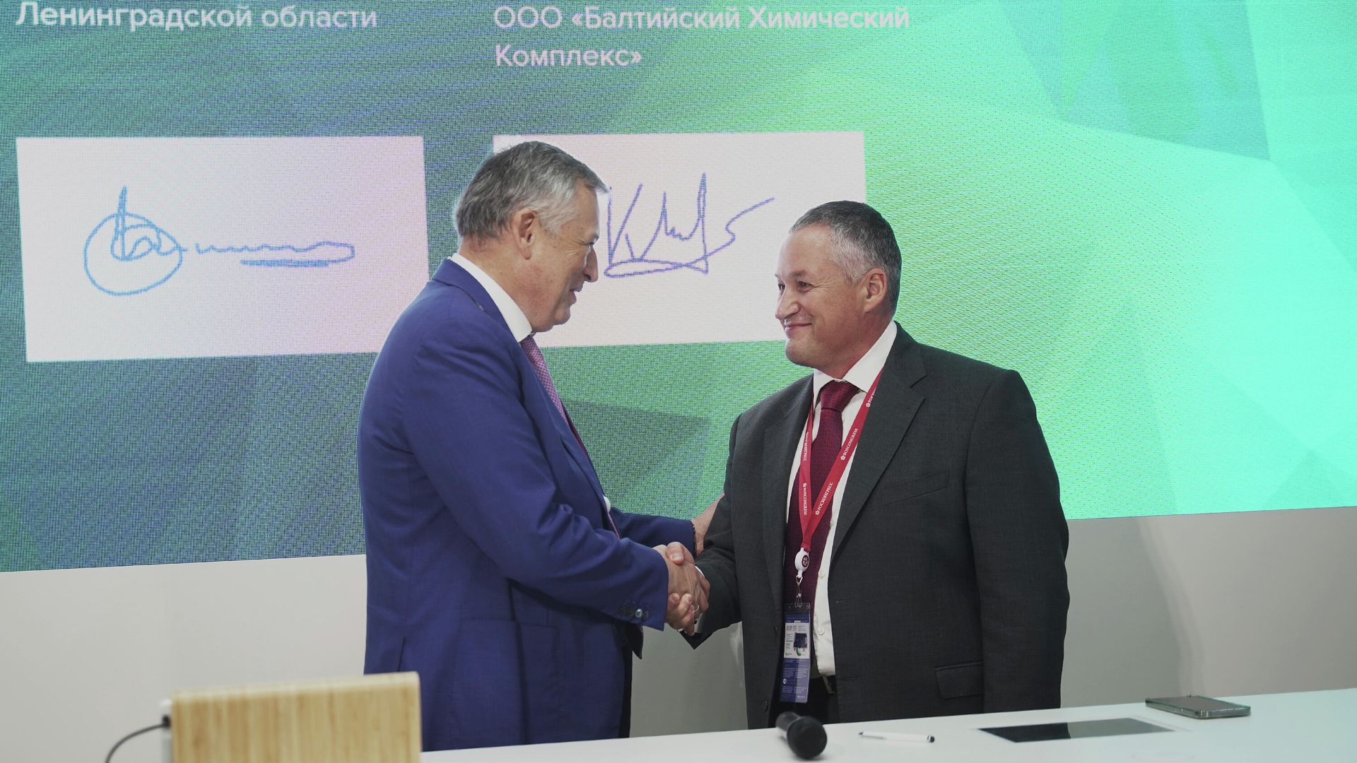 Генеральный директор ООО Балтийский Химический Комплекс (ООО БКХ) Константин Махов и губернатор Ленинградской области Александр Дрозденко во время подписания соглашения Генеральный директор ООО Балтийский Химический Комплекс (ООО БКХ) Константин Махов и губернатор Ленинградской области Александр Дрозденко во время подписания соглашения - РИА Новости, 1920, 04.06.2021