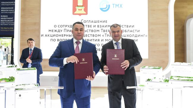 Губернатор Тверской области Игорь Руденя и президент АО Трансмашхолдинг Андрей Бокарев после подписания соглашения о сотрудничестве в марках ПМЭФ-2021