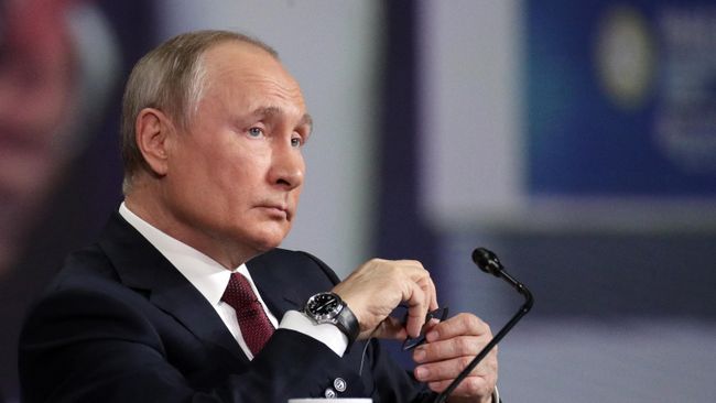 Президент РФ Владимир Путин на пленарном заседании в рамках Петербургского международного экономического форума - 2021 Президент РФ Владимир Путин на пленарном заседании в рамках Петербургского международного экономического форума - 2021