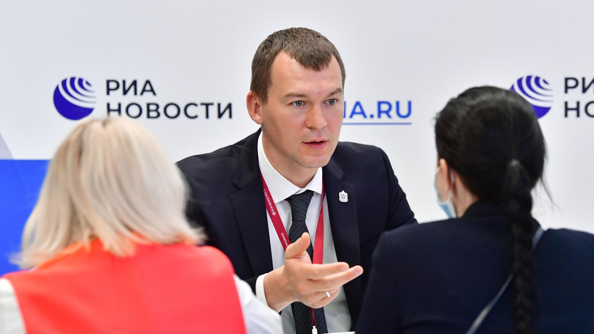 Временно исполняющий обязанности губернатора Хабаровского края Михаил Дегтярев у стенда МИА Россия сегодня на Петербургском международном экономическом форуме - 2021 Временно исполняющий обязанности губернатора Хабаровского края Михаил Дегтярев у стенда МИА Россия сегодня на Петербургском международном экономическом форуме - 2021 - РИА Новости, 1920, 04.06.2021