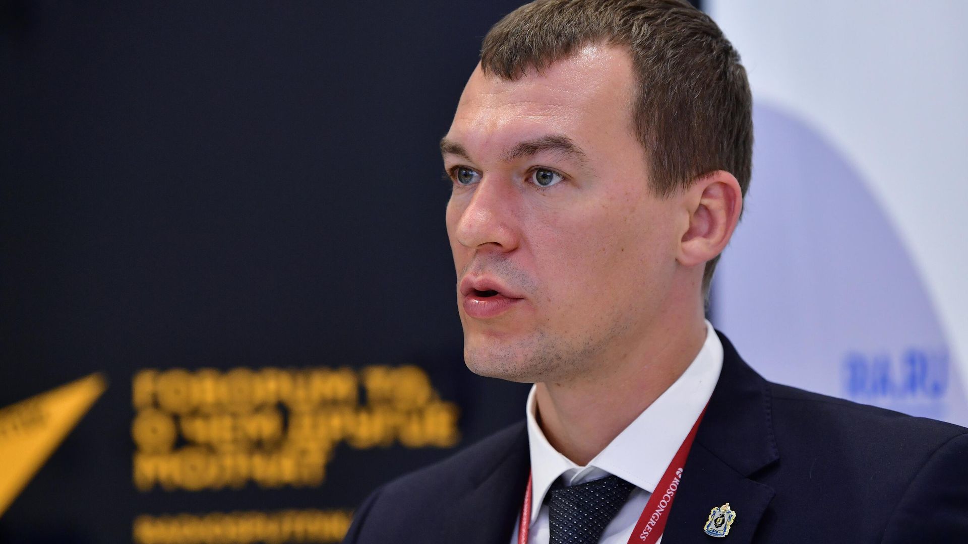 Временно исполняющий обязанности губернатора Хабаровского края Михаил Дегтярев у стенда МИА Россия сегодня на Петербургском международном экономическом форуме - 2021 - РИА Новости, 1920, 21.07.2021