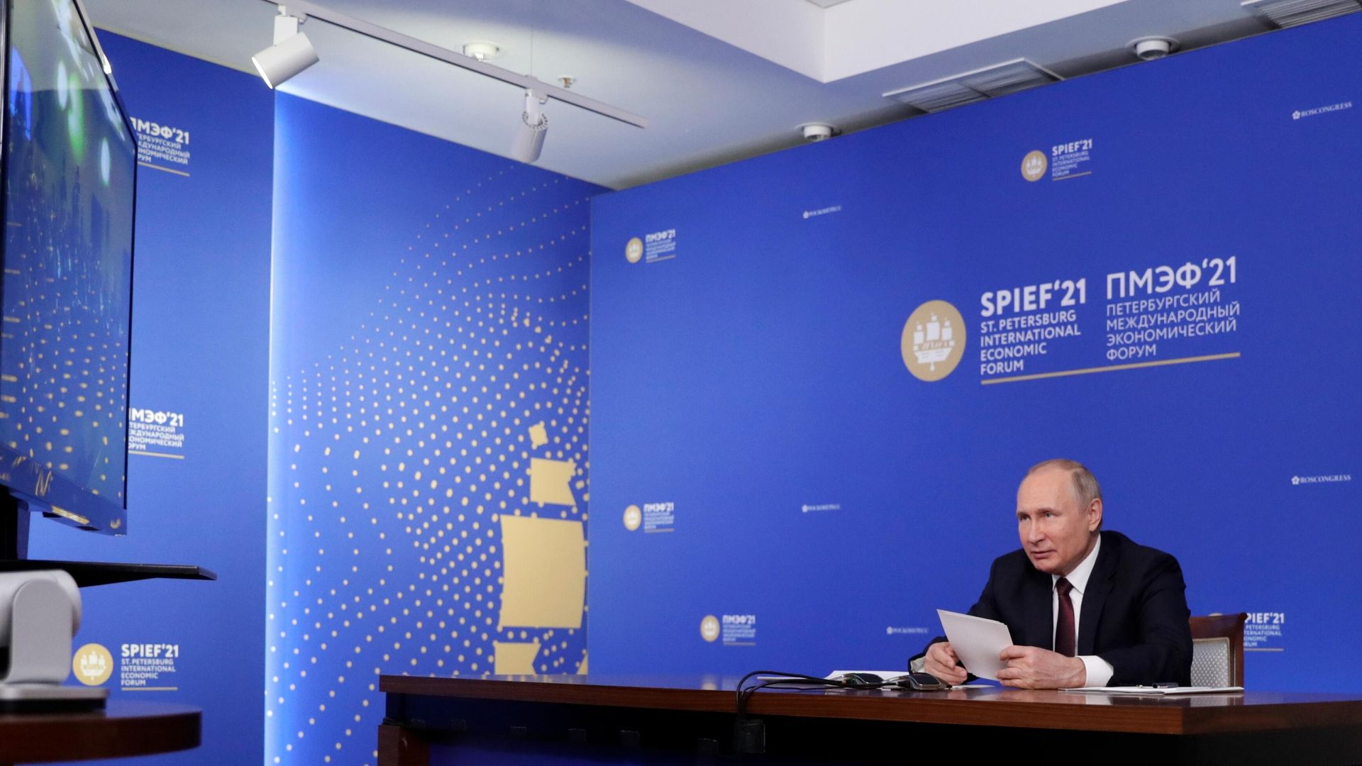 Владимир Путин во время встречи в режиме видеоконференции с руководителями крупнейших иностранных компаний в рамках Петербургского международного экономического форума - 202 Владимир Путин во время встречи в режиме видеоконференции с руководителями крупнейших иностранных компаний в рамках Петербургского международного экономического форума - 202 - РИА Новости, 1920, 04.06.2021