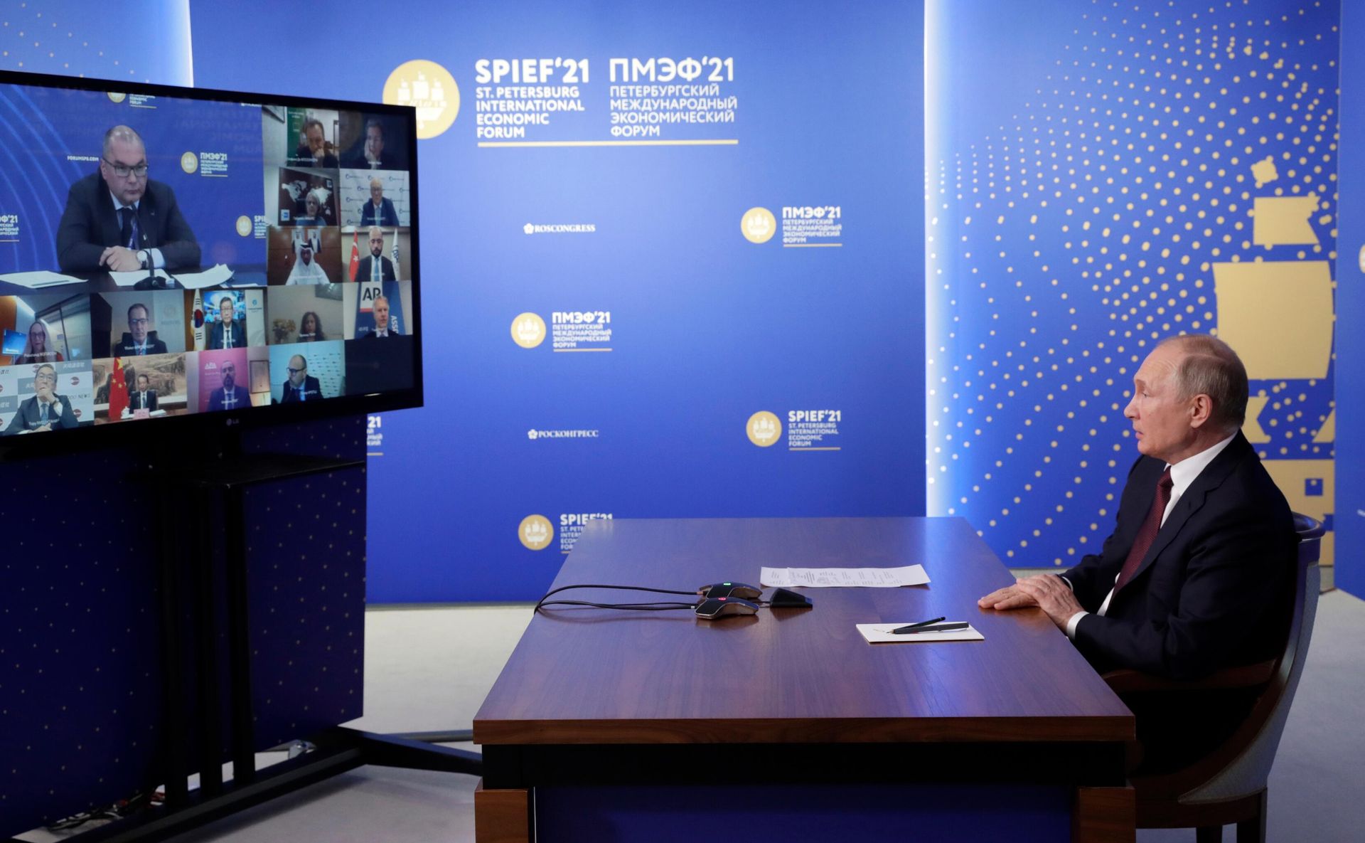 Президент РФ Владимир Путин во время встречи в режиме видеоконференции с руководителями ведущих мировых информационных агентств в рамках ПМЭФ-2021 Президент РФ Владимир Путин во время встречи в режиме видеоконференции с руководителями ведущих мировых информационных агентств в рамках ПМЭФ-2021 - РИА Новости, 1920, 07.06.2021
