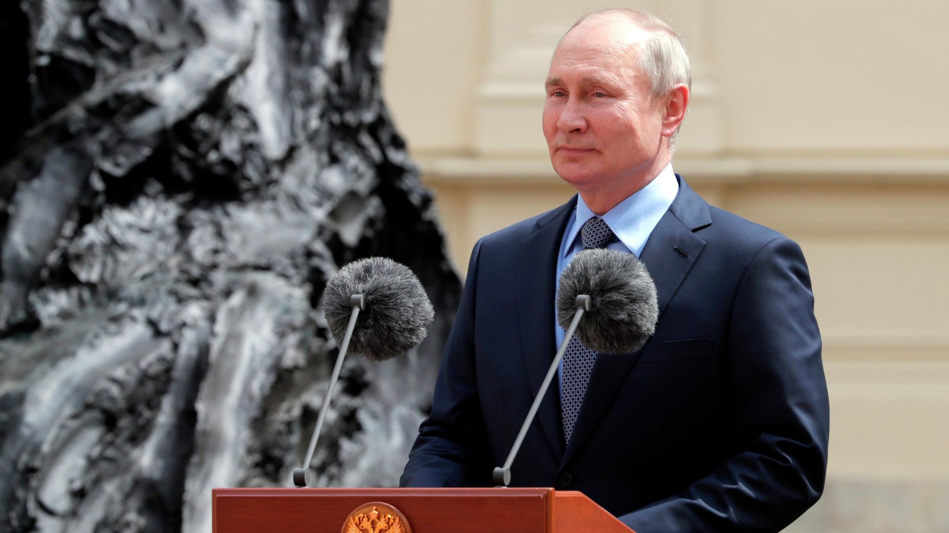 Президент РФ Владимир Путин на церемонии открытия памятника императору Александру III в Гатчине Президент РФ Владимир Путин на церемонии открытия памятника императору Александру III в Гатчине - РИА Новости, 1920, 05.06.2021