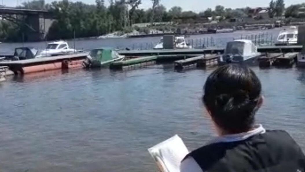 Сотрудник СК на месте затопления речного теплохода Барракуда Сотрудник СК на месте затопления речного теплохода Барракуда - РИА Новости, 1920, 05.06.2021