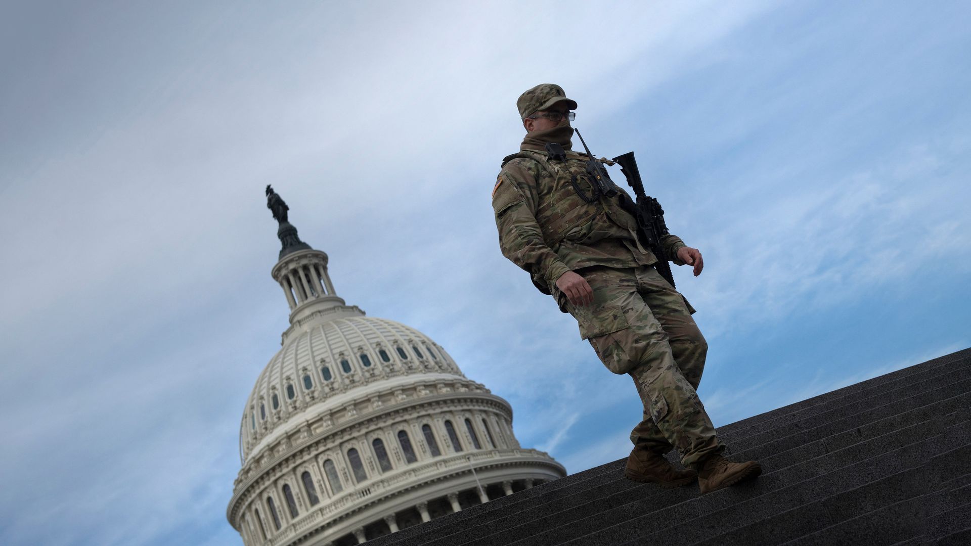 Солдат Национальной гвардии США возле здания Капитолия Солдат Национальной гвардии США возле здания Капитолия - РИА Новости, 1920, 06.06.2021