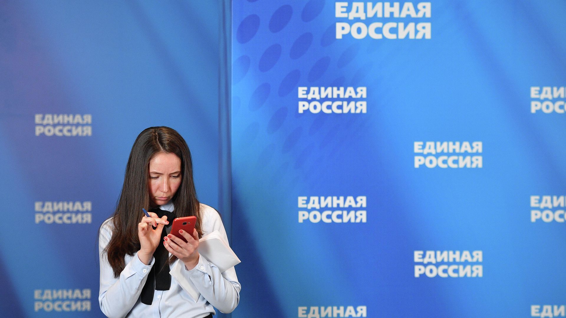 Сотрудница центра по проведению единого дня предварительного голосования партии Единая Россия Сотрудница центра по проведению единого дня предварительного голосования партии Единая Россия - РИА Новости, 1920, 07.06.2021