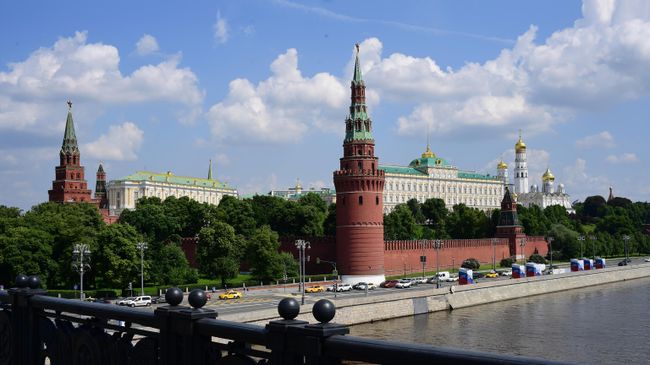 Кремлевская набережная в Москве Кремлевская набережная в Москве