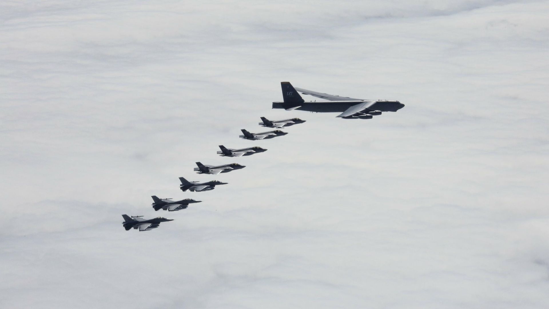Истребители F-16s и F-35s ВВС Норвегии и стратегический бомбардировщик B-52H Stratofortress ВВС США во время совместных учений в Арктике Истребители F-16s и F-35s ВВС Норвегии и стратегический бомбардировщик B-52H Stratofortress ВВС США во время совместных учений в Арктике - РИА Новости, 1920, 27.12.2021