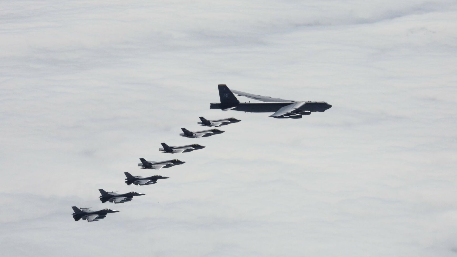 Истребители F-16s и F-35s ВВС Норвегии и стратегический бомбардировщик B-52H Stratofortress ВВС США во время совместных учений в Арктике Истребители F-16s и F-35s ВВС Норвегии и стратегический бомбардировщик B-52H Stratofortress ВВС США во время совместных учений в Арктике - РИА Новости, 1920, 27.12.2021