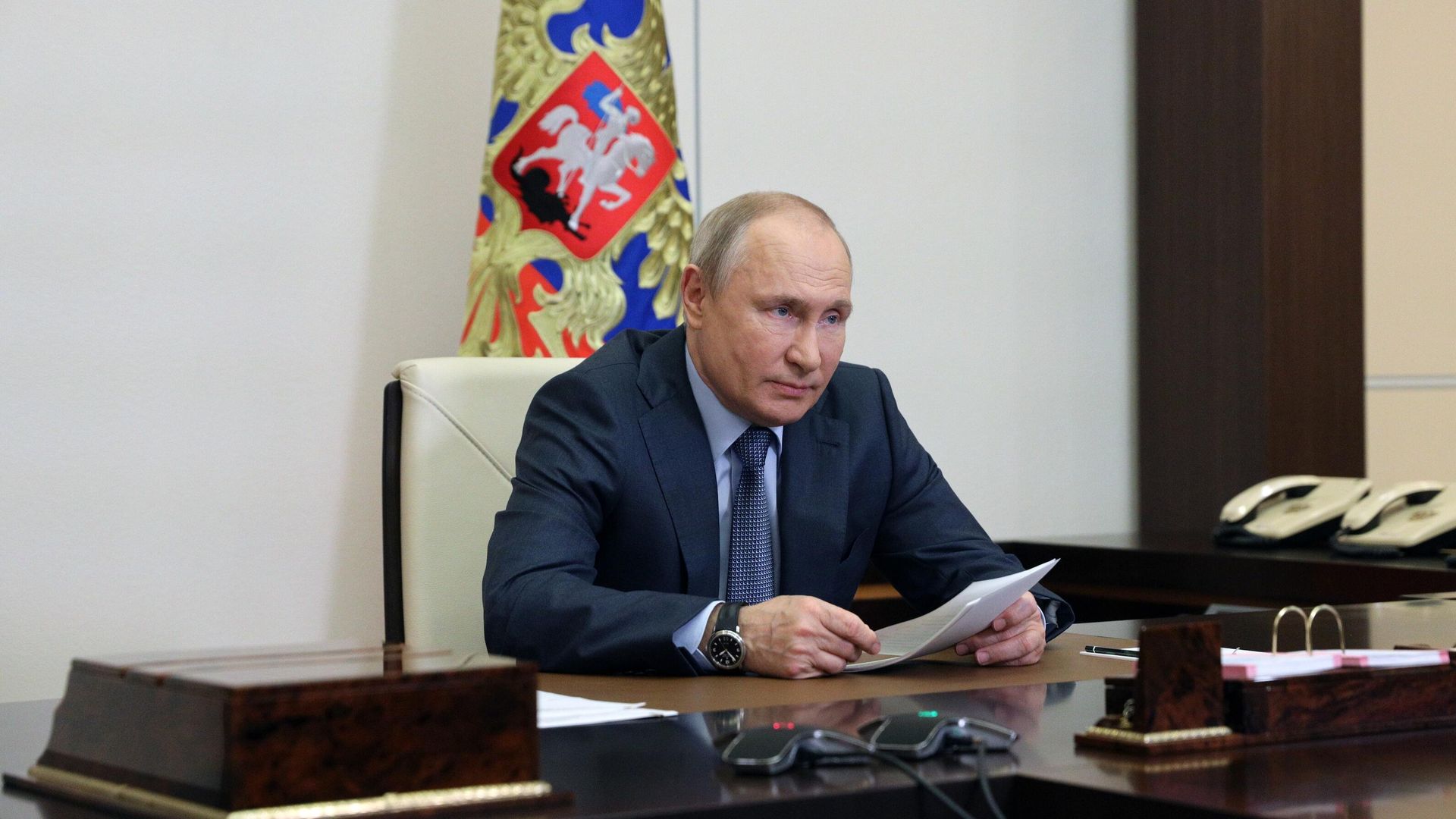 Президент РФ Владимир Путин во время встречи в режиме видеоконференции с представителями социальных организаций Президент РФ Владимир Путин во время встречи в режиме видеоконференции с представителями социальных организаций - РИА Новости, 1920, 17.06.2021