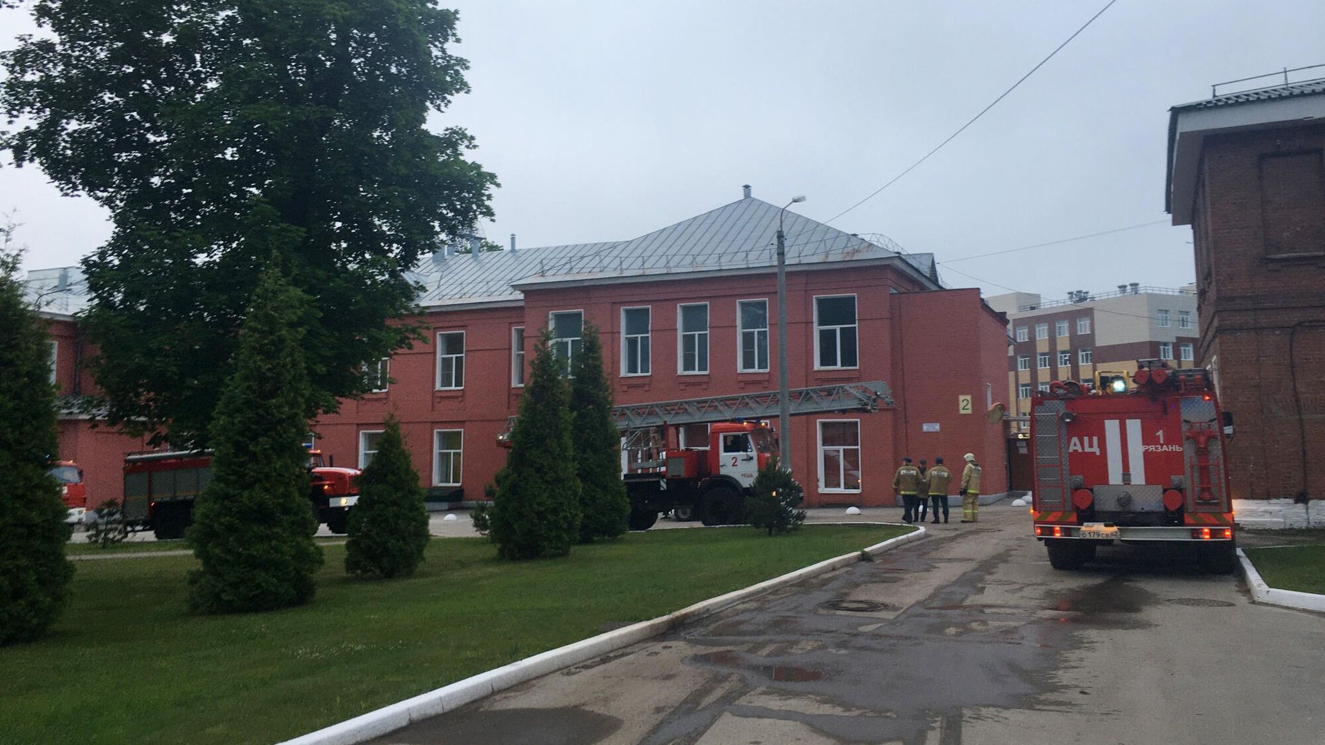 Машины и сотрудники пожарной службы возле больницы в Рязани, где в результате пожара в реанимационном отделении погибли два человека Машины и сотрудники пожарной службы возле больницы в Рязани, где в результате пожара в реанимационном отделении погибли два человека - РИА Новости, 1920, 16.06.2021