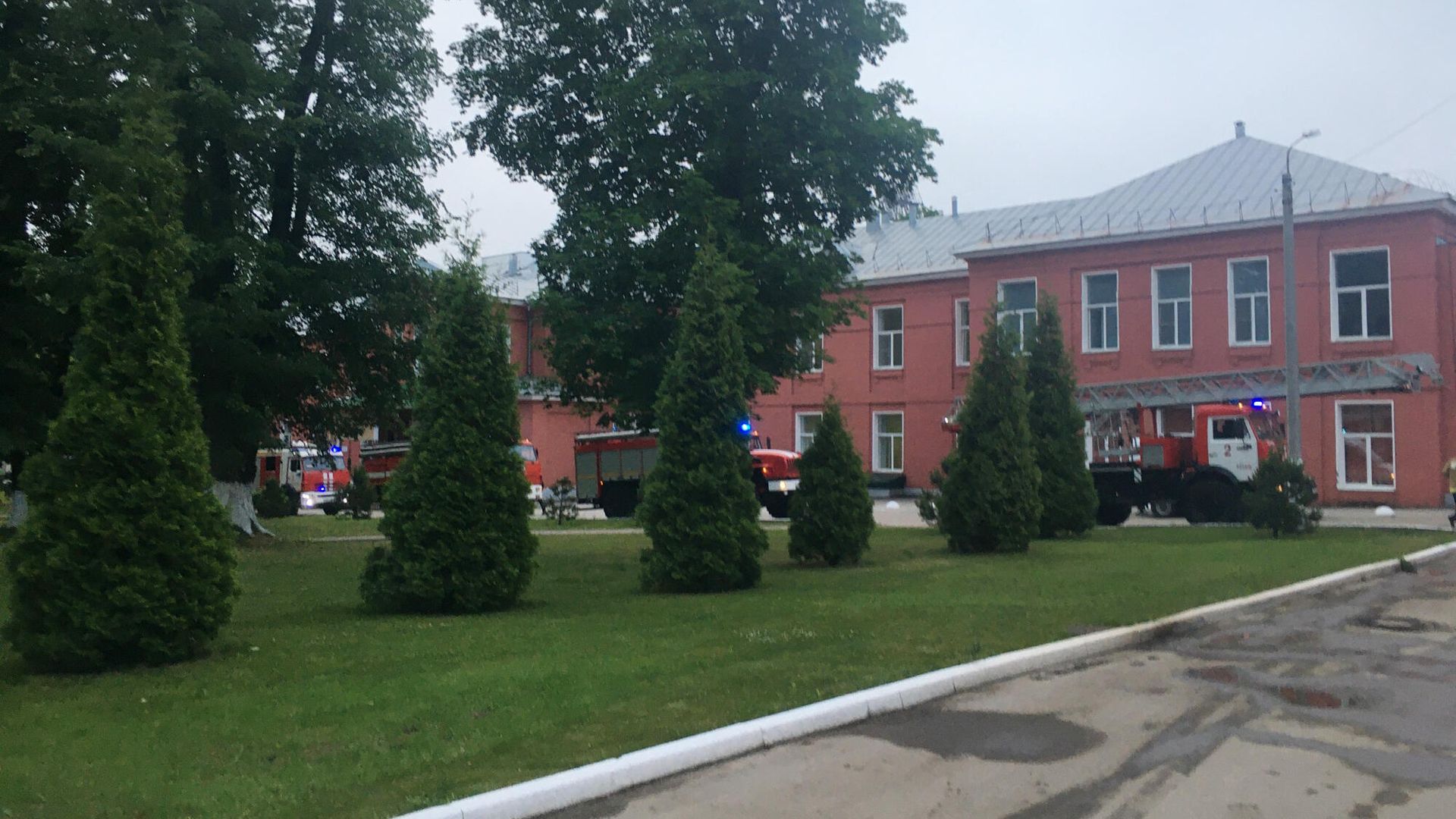 Машины и сотрудники пожарной службы возле больницы в Рязани, где произошел пожар в реанимационном отделении Машины и сотрудники пожарной службы возле больницы в Рязани, где произошел пожар в реанимационном отделении - РИА Новости, 1920, 09.06.2021