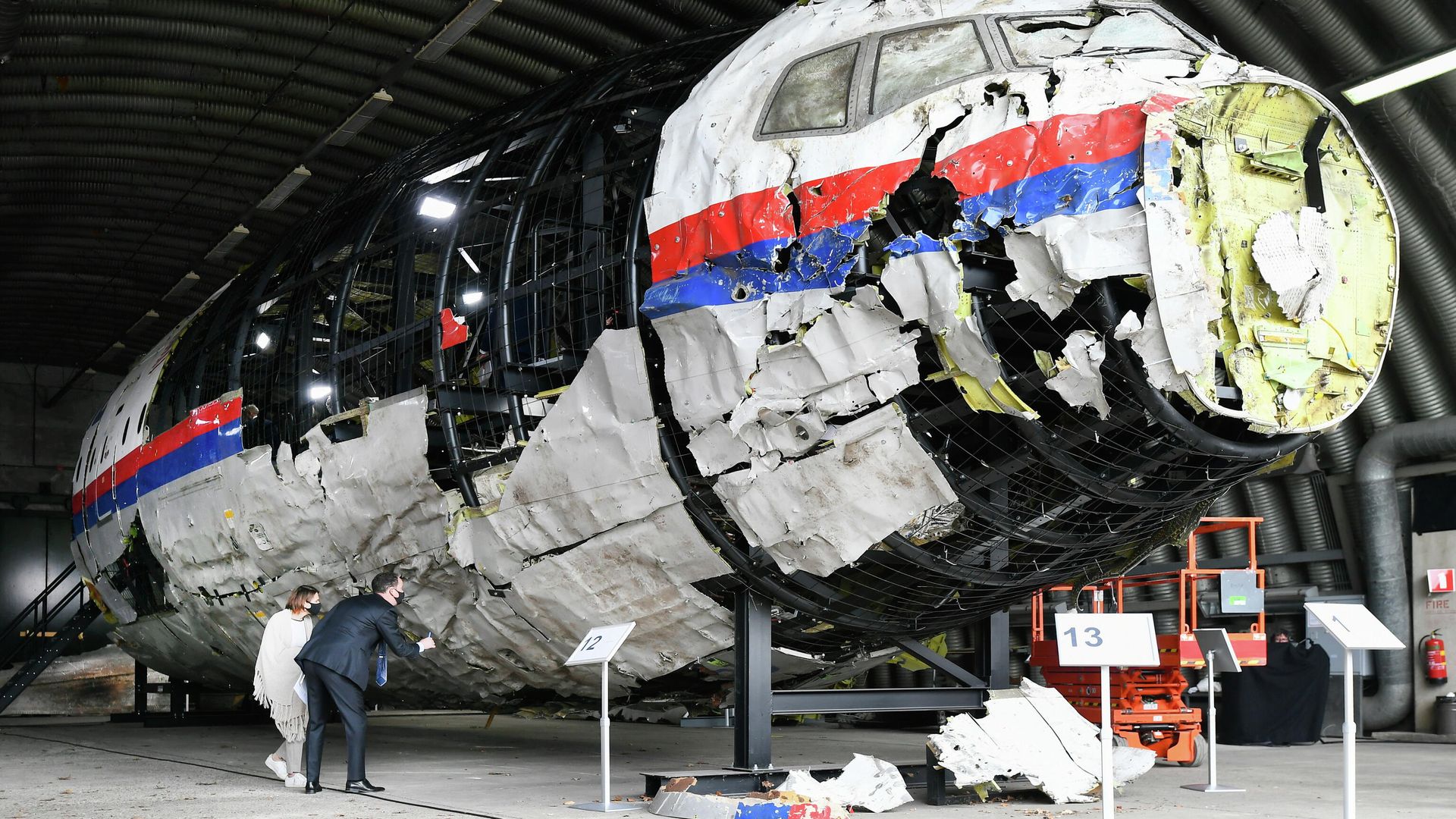 Реконструированные обломки рейса MH17 авиакомпании Malaysia Airlines на авиабазе Гильзе-Рейен, Нидерланды - РИА Новости, 1920, 08.07.2021