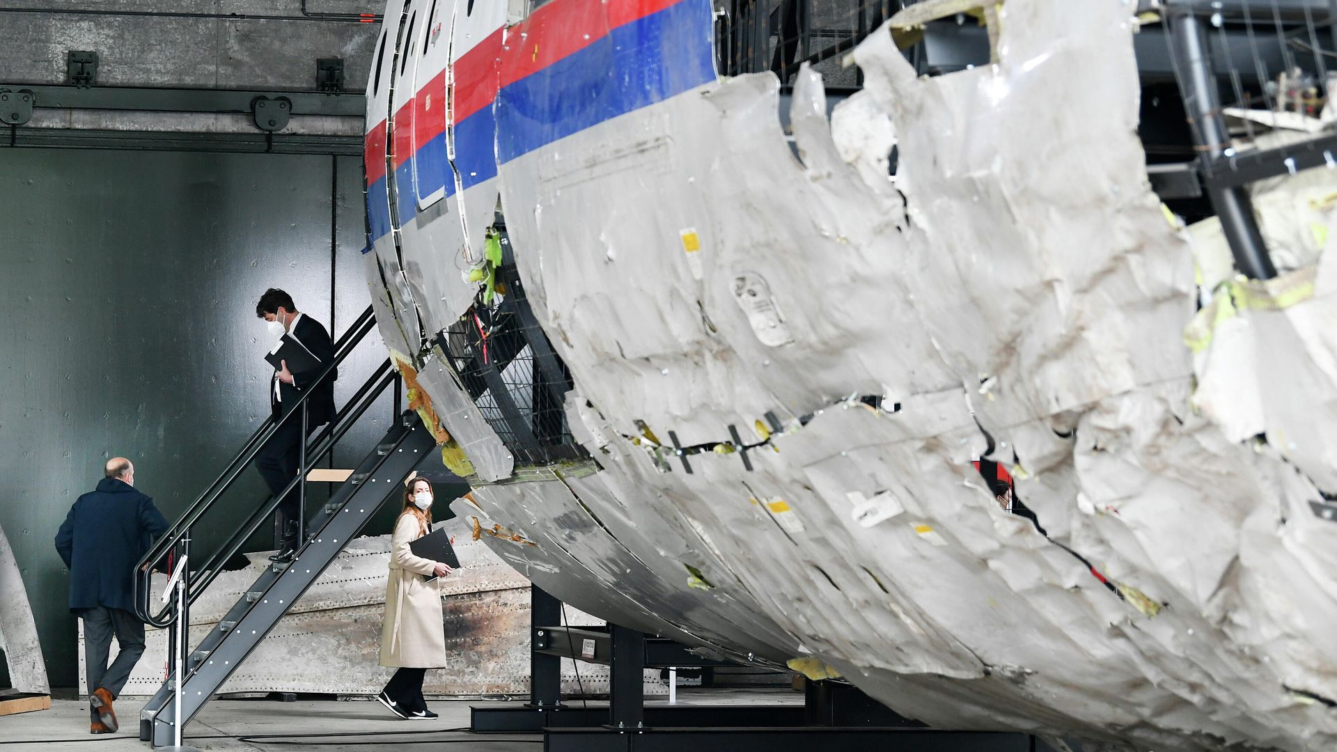 Судьи осматривают обломки рейса MH17 авиакомпании Malaysia Airlines на авиабазе Гильзе-Рейен, Нидерланды Судьи осматривают обломки рейса MH17 авиакомпании Malaysia Airlines на авиабазе Гильзе-Рейен, Нидерланды - РИА Новости, 1920, 08.07.2021