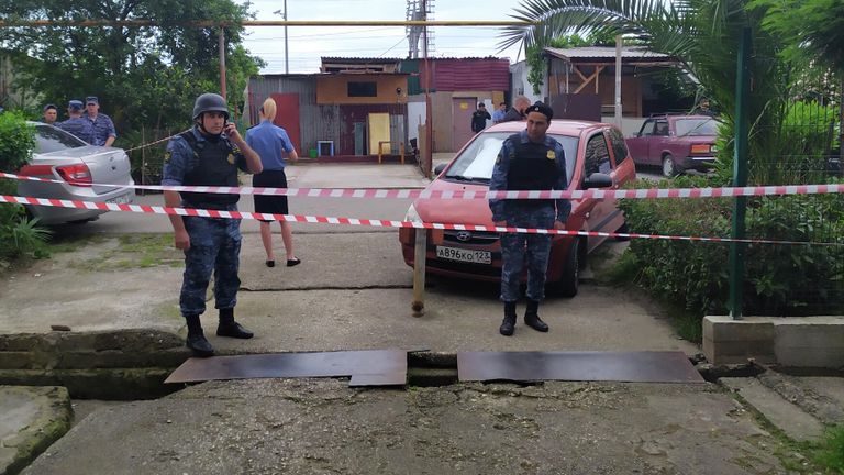 Сотрудники полиции на месте убийства судебных приставов в Адлере Сотрудники полиции на месте убийства судебных приставов в Адлере