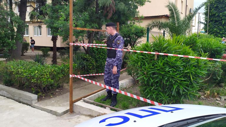 Сотрудник полиции на месте убийства судебных приставов в Адлере Сотрудник полиции на месте убийства судебных приставов в Адлере
