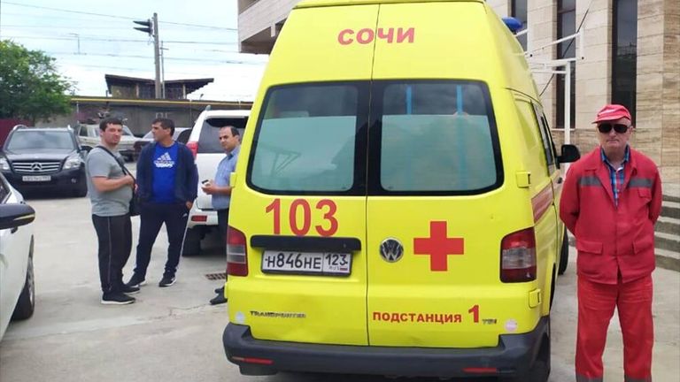 Машина скорой помощи на месте убийства судебных приставов в Адлере Машина скорой помощи на месте убийства судебных приставов в Адлере