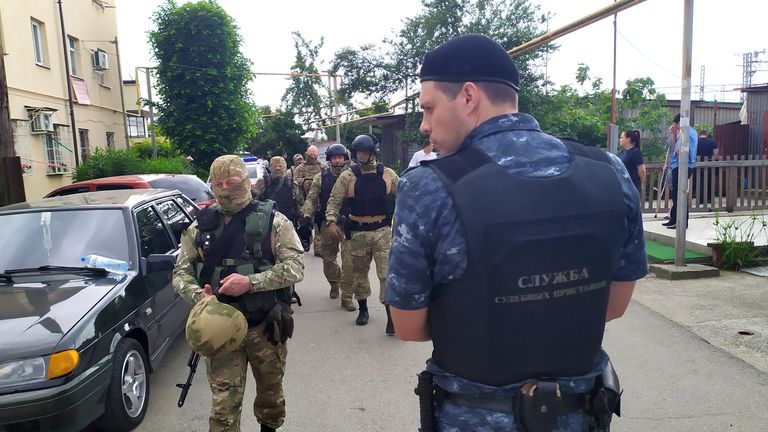 Сотрудники правоохранительных органов на месте убийства судебных приставов в Адлер Сотрудники правоохранительных органов на месте убийства судебных приставов в Адлер