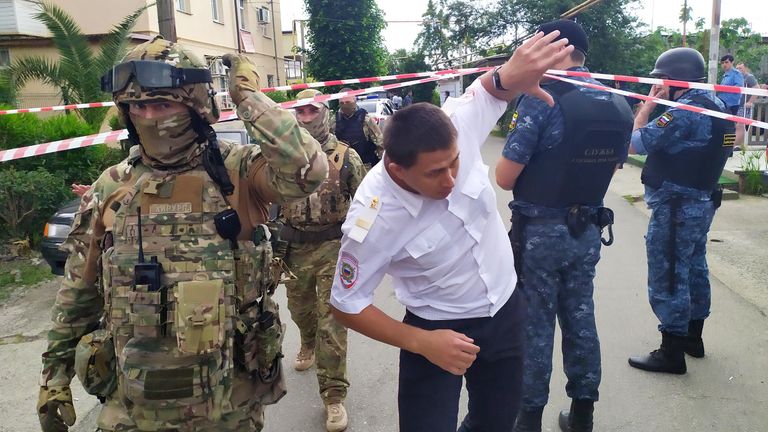 Сотрудники правоохранительных органов на месте убийства судебных приставов в Адлере Сотрудники правоохранительных органов на месте убийства судебных приставов в Адлере