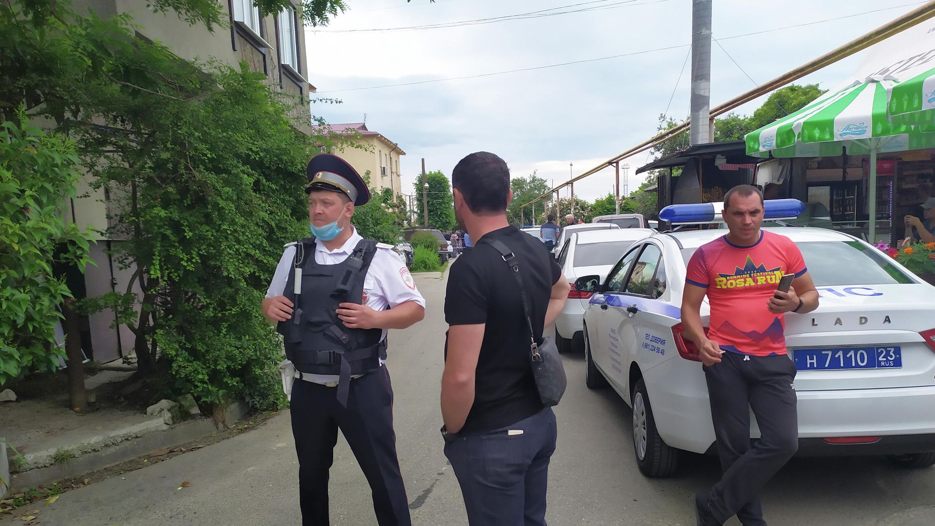 Сотрудники полиции на месте убийства судебных приставов в Адлере Сотрудники полиции на месте убийства судебных приставов в Адлере - РИА Новости, 1920, 09.06.2021