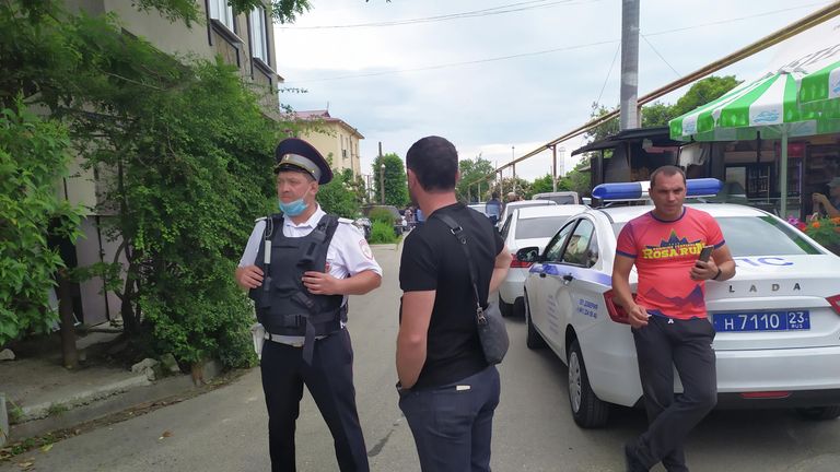 Сотрудники полиции на месте убийства судебных приставов в Адлере Сотрудники полиции на месте убийства судебных приставов в Адлере