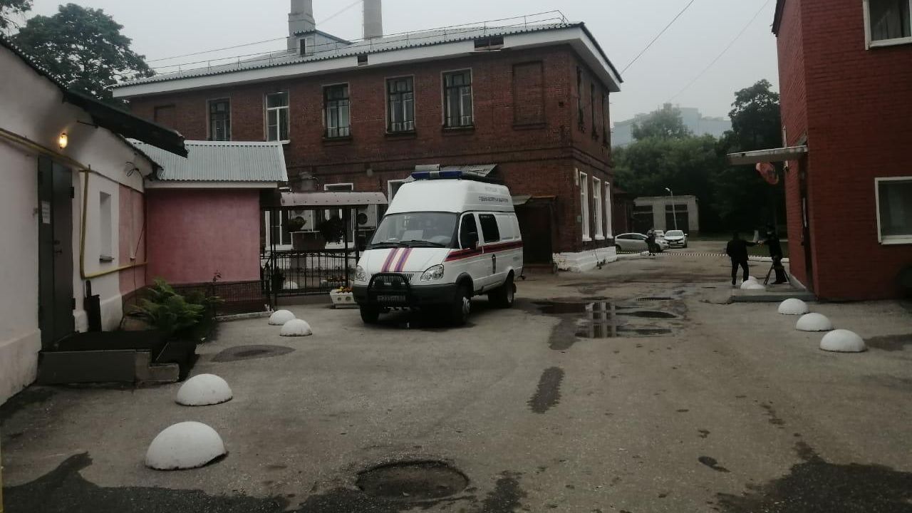 Автомобиль МЧС России на месте пожара в больнице имени Семашко в Рязани Автомобиль МЧС России на месте пожара в больнице имени Семашко в Рязани - РИА Новости, 1920, 10.08.2021