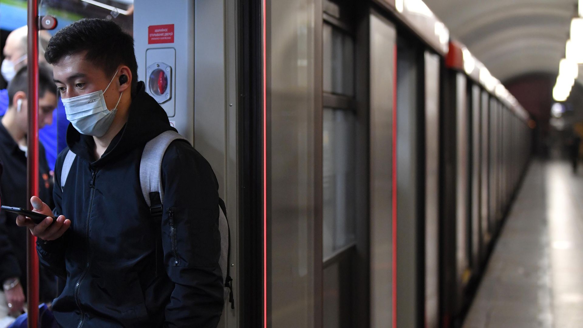 Мужчина в вагоне поезда московского метрополитена Мужчина в вагоне поезда московского метрополитена - РИА Новости, 1920, 18.06.2021