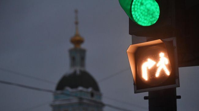 Новый светофор, разрешающий одновременное движение пешеходов и автомобилей, совершающих поворот