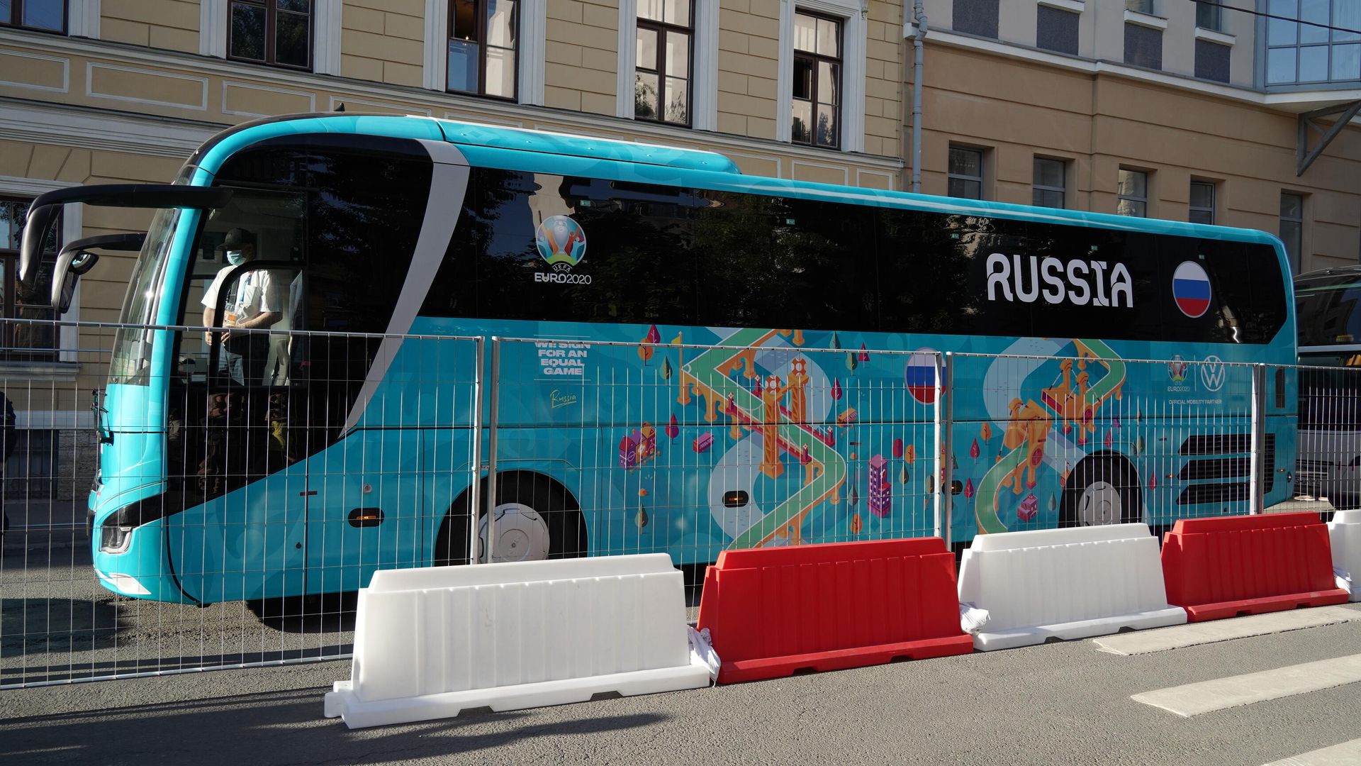 Автобус с игроками сборной России по футболу в Санкт-Петербурге, в преддверии турнира Чемпионата Европы Автобус с игроками сборной России по футболу в Санкт-Петербурге, в преддверии турнира Чемпионата Европы - РИА Новости, 1920, 10.06.2021