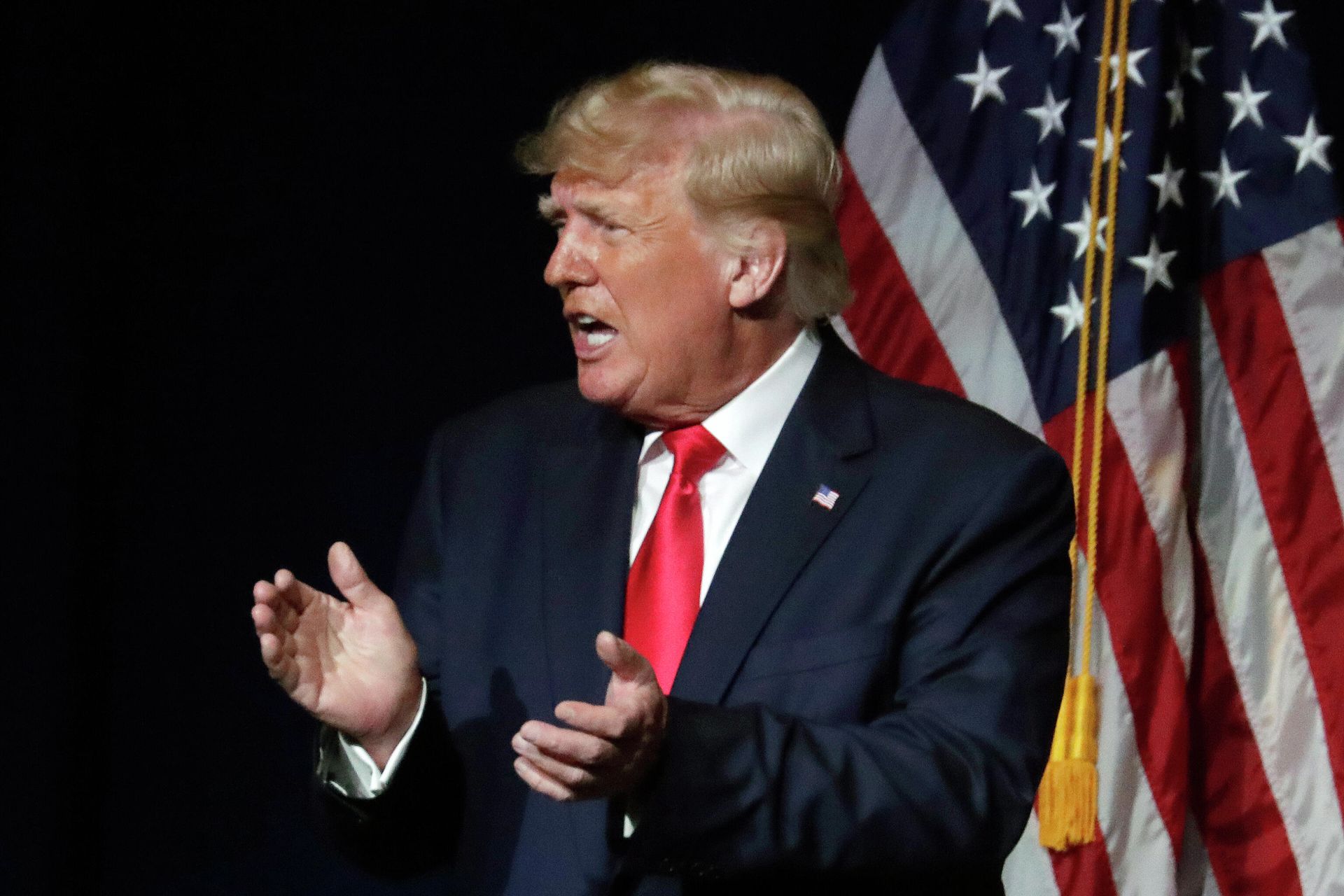 Дональд Трамп выступает на съезде республиканцев Северной Каролины Дональд Трамп выступает на съезде республиканцев Северной Каролины - РИА Новости, 1920, 04.10.2021