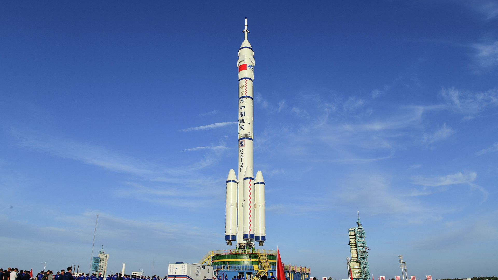 Пилотируемый космический корабль Шэньчжоу-12 и ракета-носитель Чанчжэн-2F на космодроме Цзюцюань Пилотируемый космический корабль Шэньчжоу-12 и ракета-носитель Чанчжэн-2F на космодроме Цзюцюань - РИА Новости, 1920, 11.06.2021
