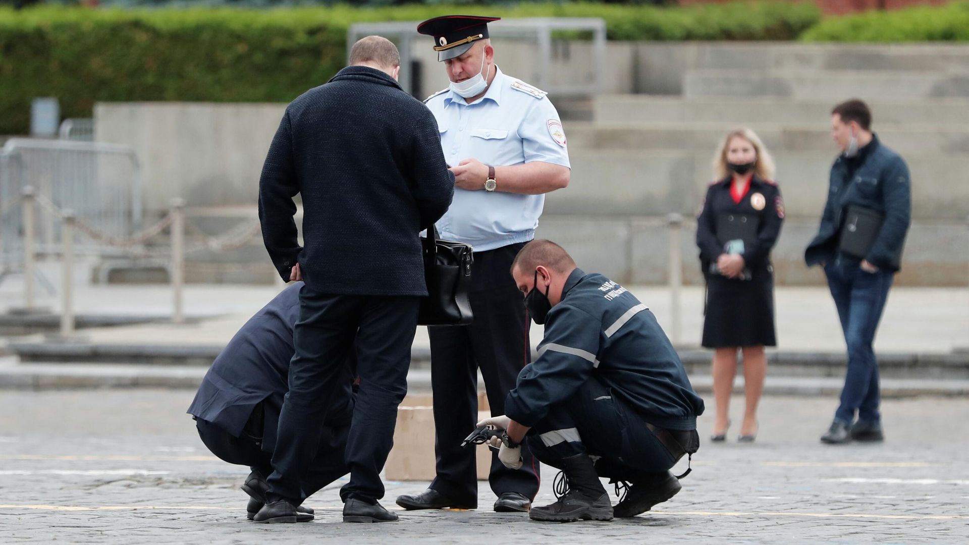 Сотрудники полиции на Красной площади в Москве, где акционист Павел Крисевич устроил стрельбу Сотрудники полиции на Красной площади в Москве, где акционист Павел Крисевич устроил стрельбу - РИА Новости, 1920, 11.06.2021