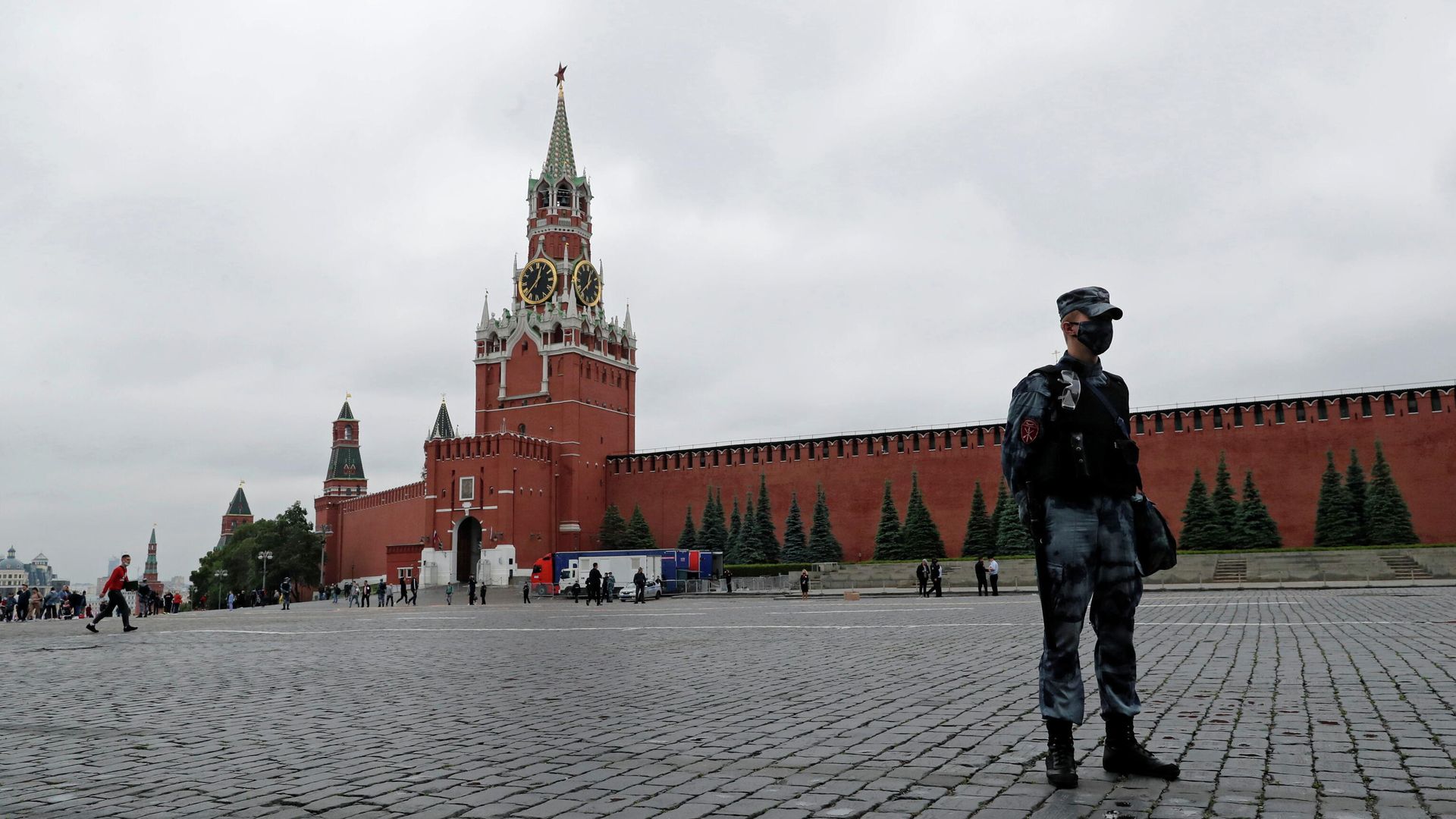 Сотрудник полиции на Красной площади в Москве, где акционист Павел Крисевич устроил стрельбу Сотрудник полиции на Красной площади в Москве, где акционист Павел Крисевич устроил стрельбу - РИА Новости, 1920, 13.06.2021