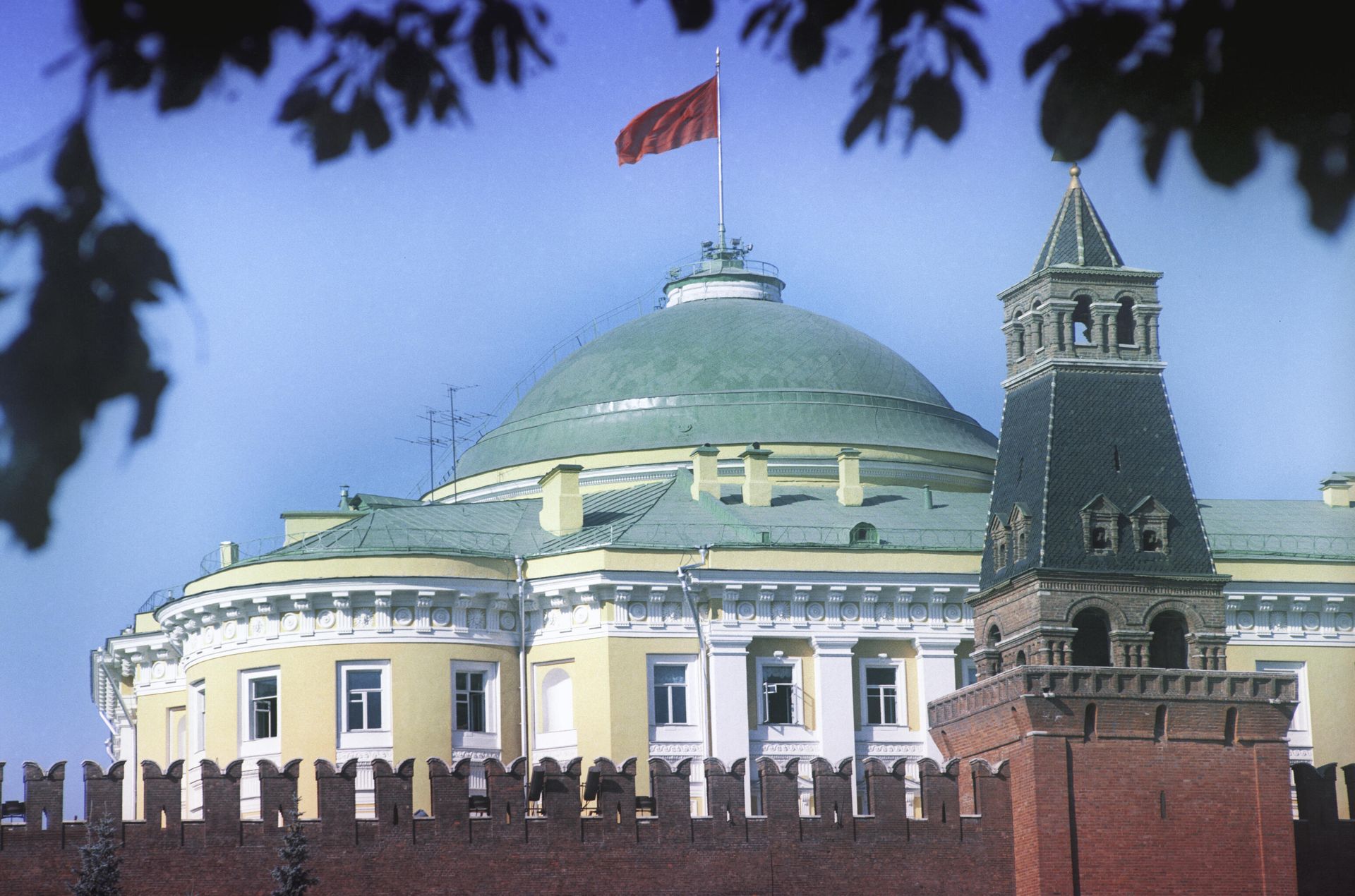 Сенатская башня Кремля и здание Правительства СССР. - РИА Новости, 1920, 10.03.2025