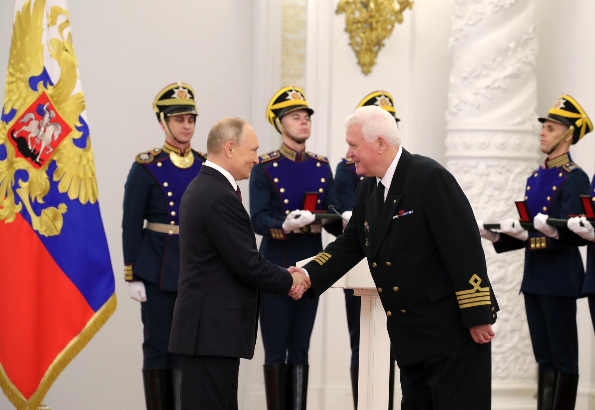 Президент РФ Владимир Путин и капитан-наставник отдела Департамента безопасности и качества филиала ПАО Дальневосточное морское пароходство (г.Владивосток) Геннадий Антохин на торжественной церемонии вручения государственных премий России Президент РФ Владимир Путин и капитан-наставник отдела Департамента безопасности и качества филиала ПАО Дальневосточное морское пароходство (г.Владивосток) Геннадий Антохин на торжественной церемонии вручения государственных премий России - РИА Новости, 1920, 12.06.2021