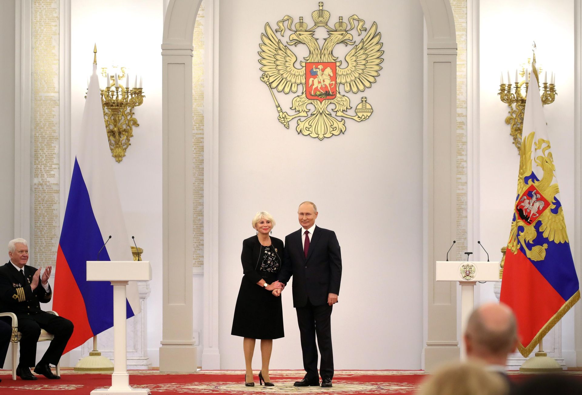 Президент РФ Владимир Путин и президент благотворительного фонда спасения тяжелобольных детей Линия Жизни Фаина Захарова на торжественной церемонии вручения государственных премий России Президент РФ Владимир Путин и президент благотворительного фонда спасения тяжелобольных детей Линия Жизни Фаина Захарова на торжественной церемонии вручения государственных премий России - РИА Новости, 1920, 12.06.2021