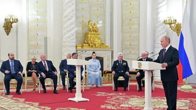 Владимир Путин вручил награды Героям труда