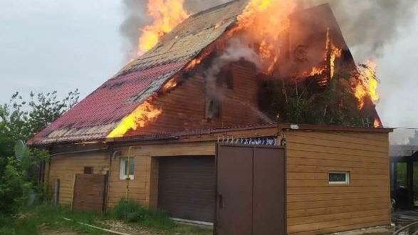 Пожар в частном доме в Якутске Пожар в частном доме в Якутске - РИА Новости, 1920, 13.06.2021