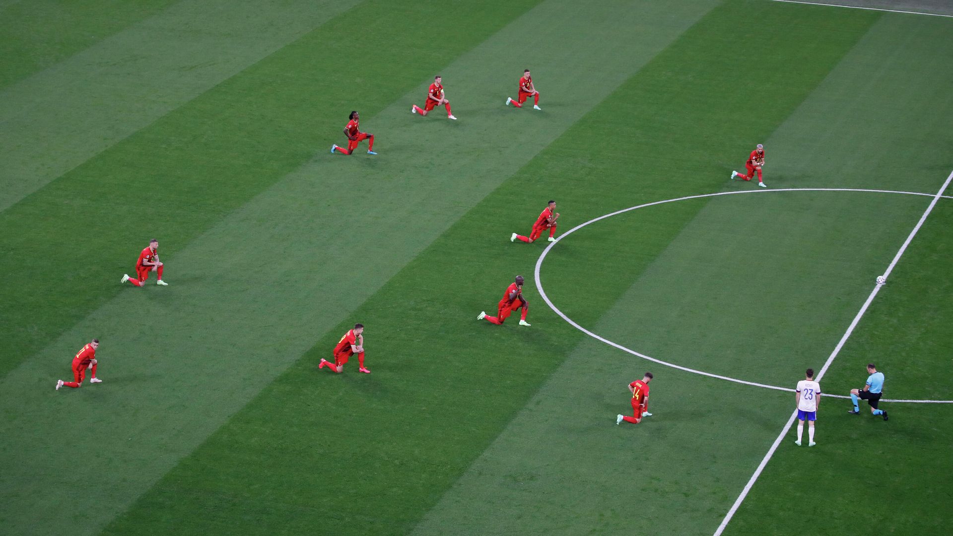 Soccer Football - Euro 2020 - Group B - Belgium v Russia - Gazprom Arena, Saint Petersburg, Russia - June 12, 2021 Belgium players take a knee before the match Pool via REUTERS/Anton Vaganov Soccer Football - Euro 2020 - Group B - Belgium v Russia - Gazprom Arena, Saint Petersburg, Russia - June 12, 2021 Belgium players take a knee before the match Pool via REUTERS/Anton Vaganov - РИА Новости, 1920, 13.06.2021