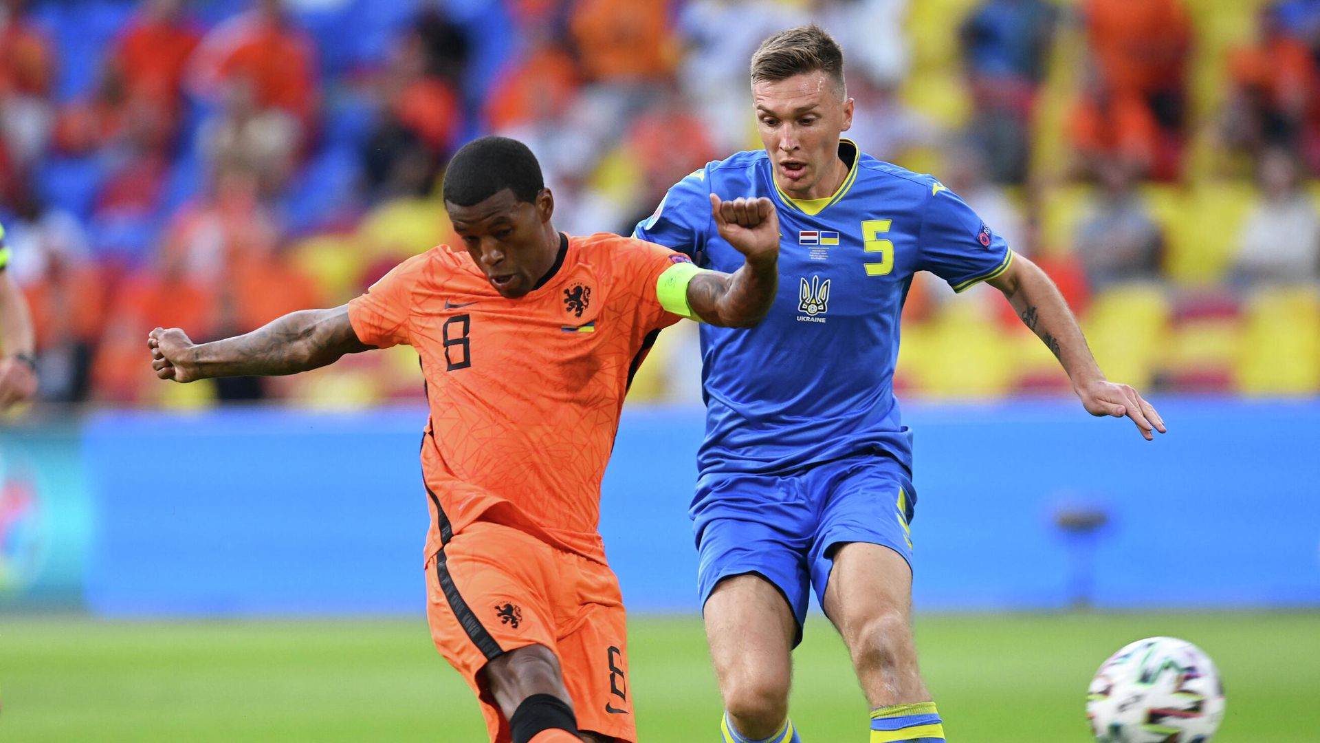 Soccer Football - Euro 2020 - Group C - Netherlands v Ukraine - Johan Cruyff Arena, Amsterdam, Netherlands - June 13, 2021 Netherlands' Georginio Wijnaldum in action with Ukraine's Ruslan Malinovskyi Pool via REUTERS/John Thys Soccer Football - Euro 2020 - Group C - Netherlands v Ukraine - Johan Cruyff Arena, Amsterdam, Netherlands - June 13, 2021 Netherlands' Georginio Wijnaldum in action with Ukraine's Ruslan Malinovskyi Pool via REUTERS/John Thys - РИА Новости, 1920, 13.06.2021