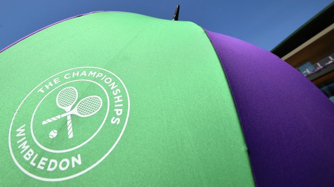An unmbrella with the Wimbledon Championships tennis tournament's logo is seen at The All England Tennis Club in Wimbledon, southwest London, on July 4, 2019, on the fourth day of the 2019 Wimbledon Championships tennis tournament. (Photo by Glyn KIRK / AFP) / RESTRICTED TO EDITORIAL USE