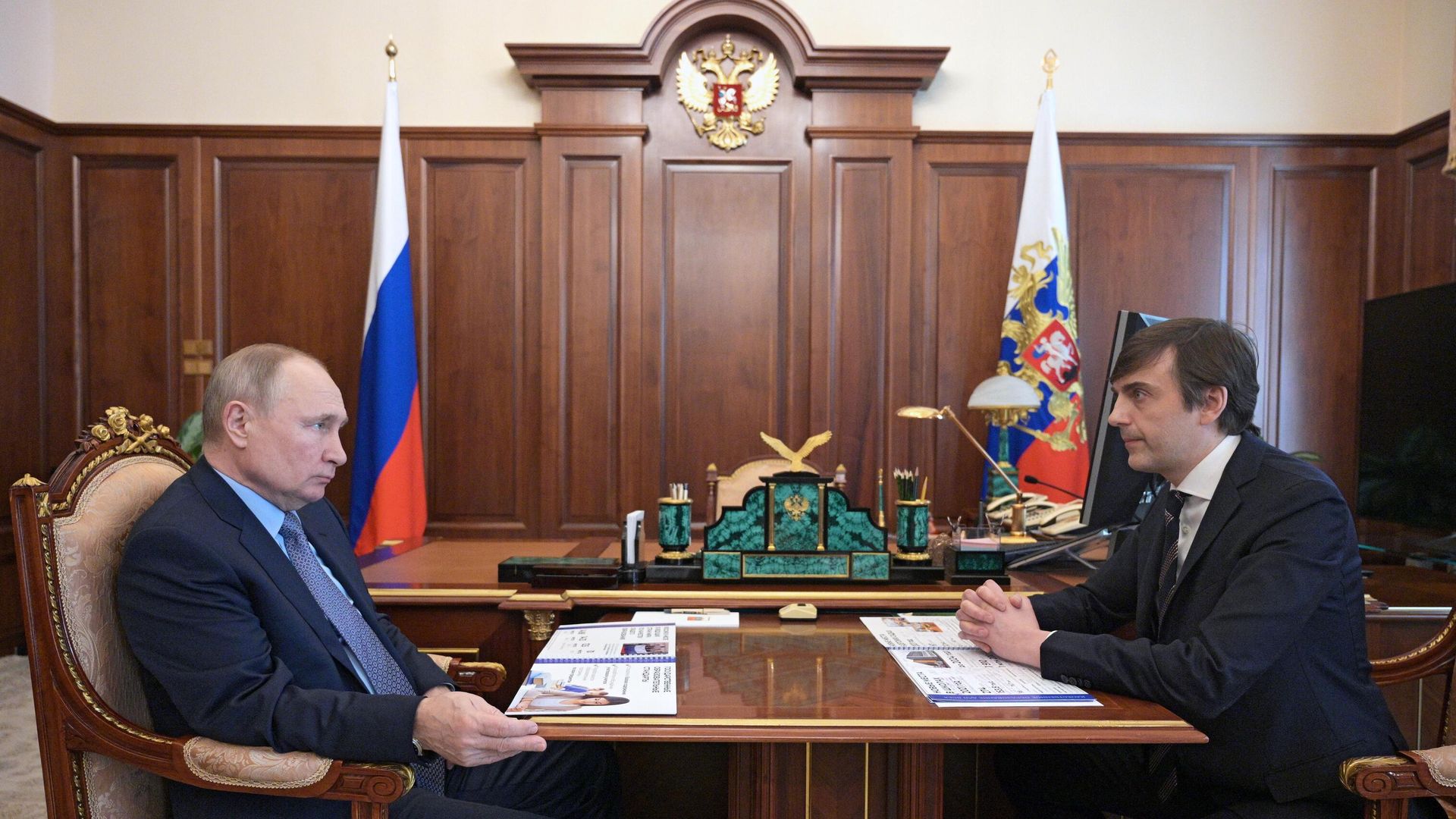 Президент РФ Владимир Путин и министр просвещения РФ Сергей Кравцов во время встречи Президент РФ Владимир Путин и министр просвещения РФ Сергей Кравцов во время встречи - РИА Новости, 1920, 28.07.2021