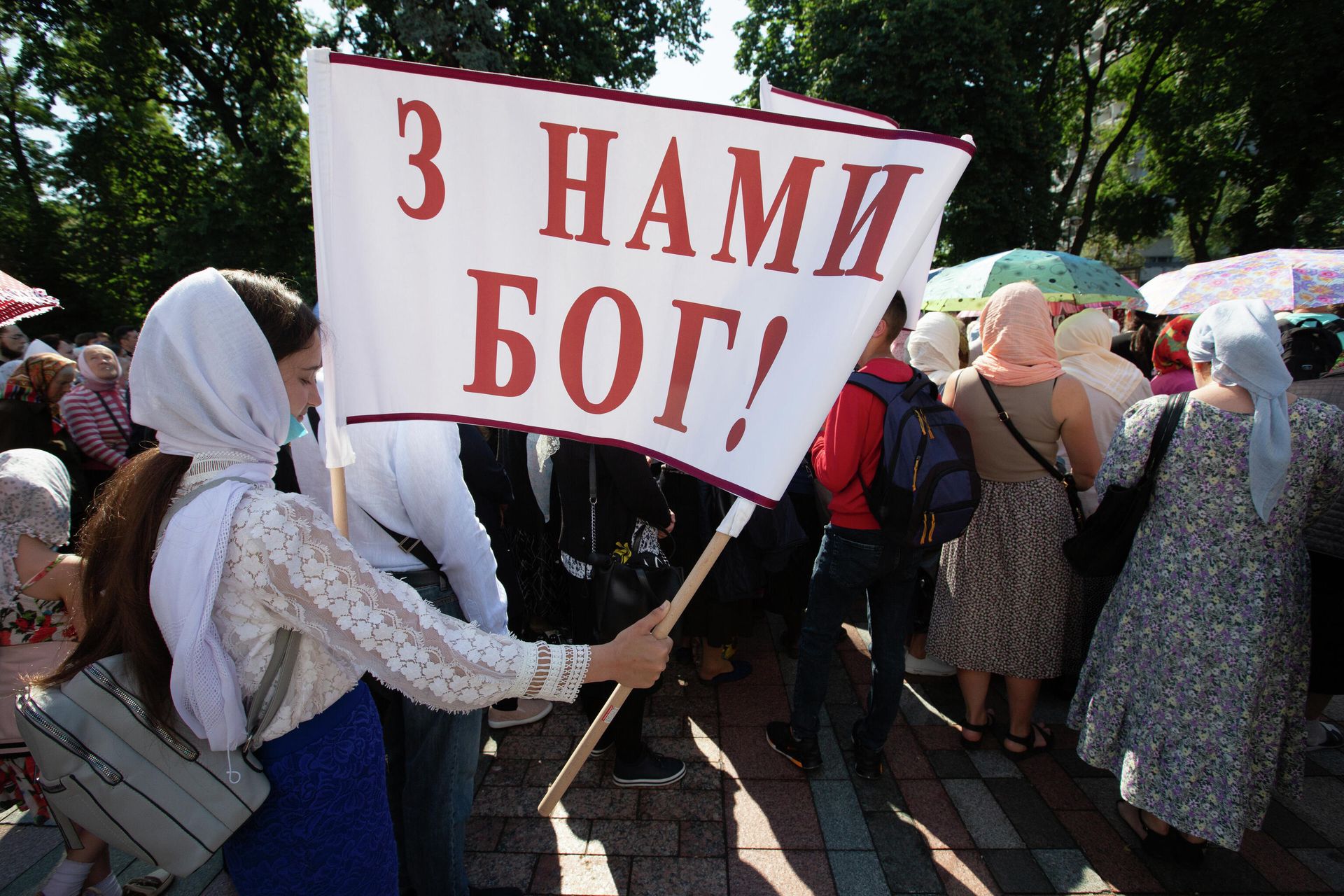 Сторонники Украинской православной церкви совершают молитвенное стояние под зданием Верховной Рады в Киеве против ущемления своих прав Сторонники Украинской православной церкви совершают молитвенное стояние под зданием Верховной Рады в Киеве против ущемления своих прав - РИА Новости, 1920, 15.07.2021
