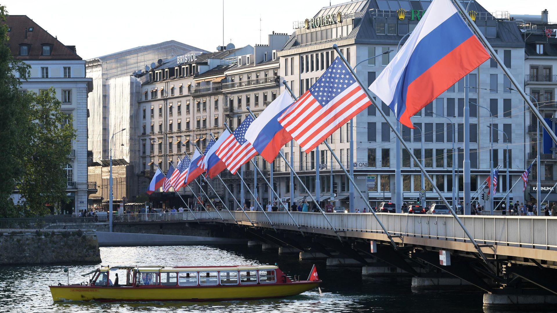 Флаги России и США на мосту Монблан в Женеве, вывешенные в преддверии саммита президента России Владимира Путина и президента США Джо Байден - РИА Новости, 1920, 23.07.2021