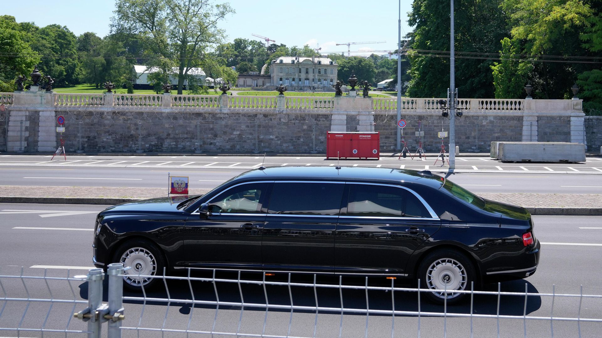 Автомобиль Aurus кортежа президента РФ Владимира Путина в Женеве - РИА Новости, 1920, 16.06.2021